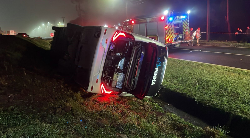 Ônibus tomba e deixa um morto e dezenas de feridos na BR-277