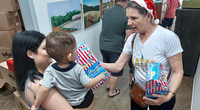 Administração distribui 4 mil brinquedos para crianças do município