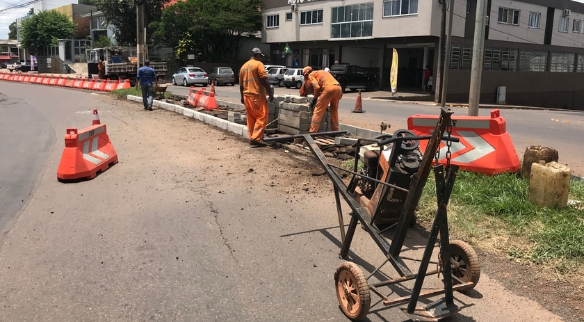 Iniciam obras de bloqueios definitivos em pontos de conversão na Willy Barth em SMO