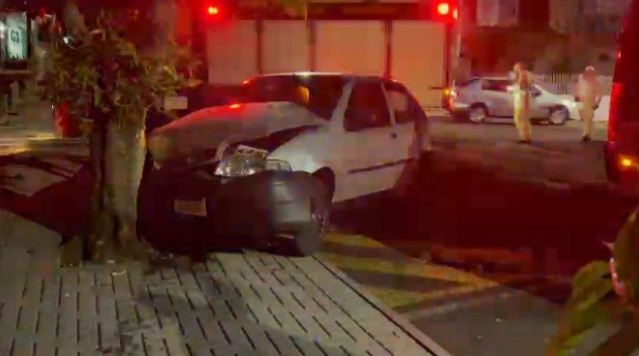 Carro vai de encontro a árvore após colisão e homem fica ferido