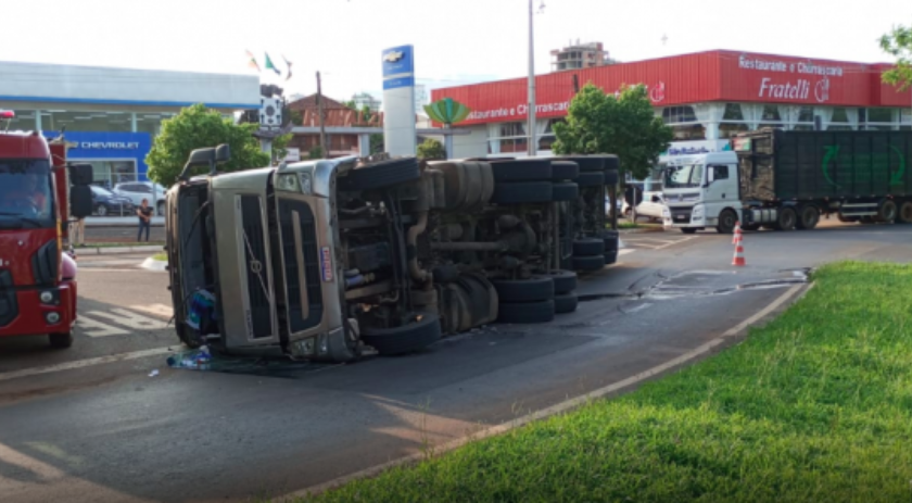 Carreta carregada com carne suína capota na BR-282