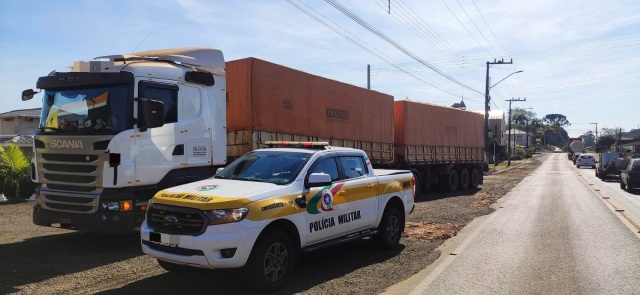 Motorista de caminhão é preso após tentar subornar policiais