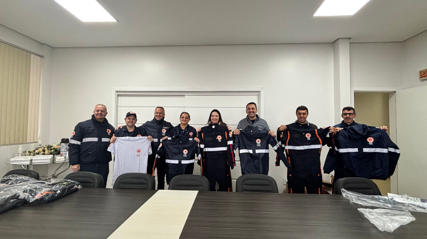 SAMU recebe novos uniformes em cerimônia na prefeitura