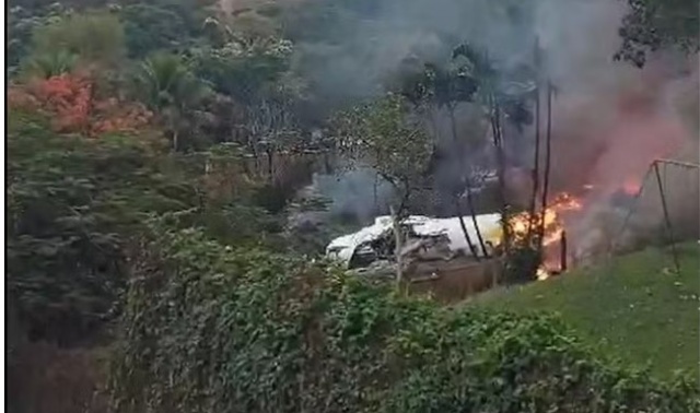 Avião de passageiros que saiu de Cascavel cai no interior de SP