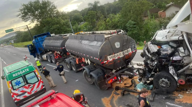 Grave acidente com três caminhões complica trânsito na BR-101