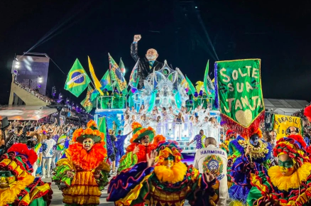 Escola que homenageou Lula no Carnaval do Rio fica em último lugar e é rebaixada
