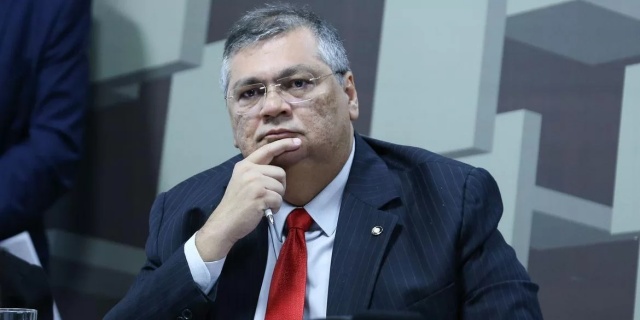 Dino falta audiência na Câmara, alega risco de agressão e deputados pedem impeachment