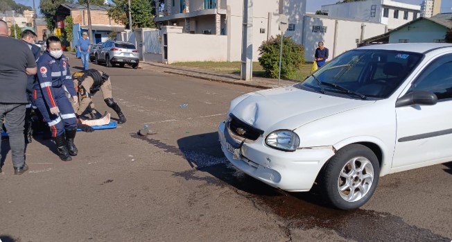 Homem sofre suspeita de fratura na perna após colisão entre moto e carro