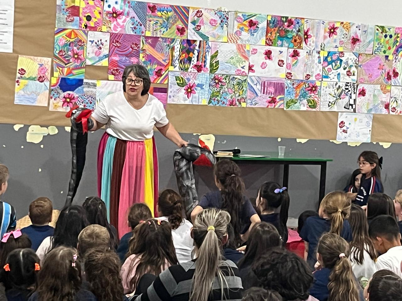 Feira 'Mais livros, menos tela' incentiva leitura na Escola Castro Alves