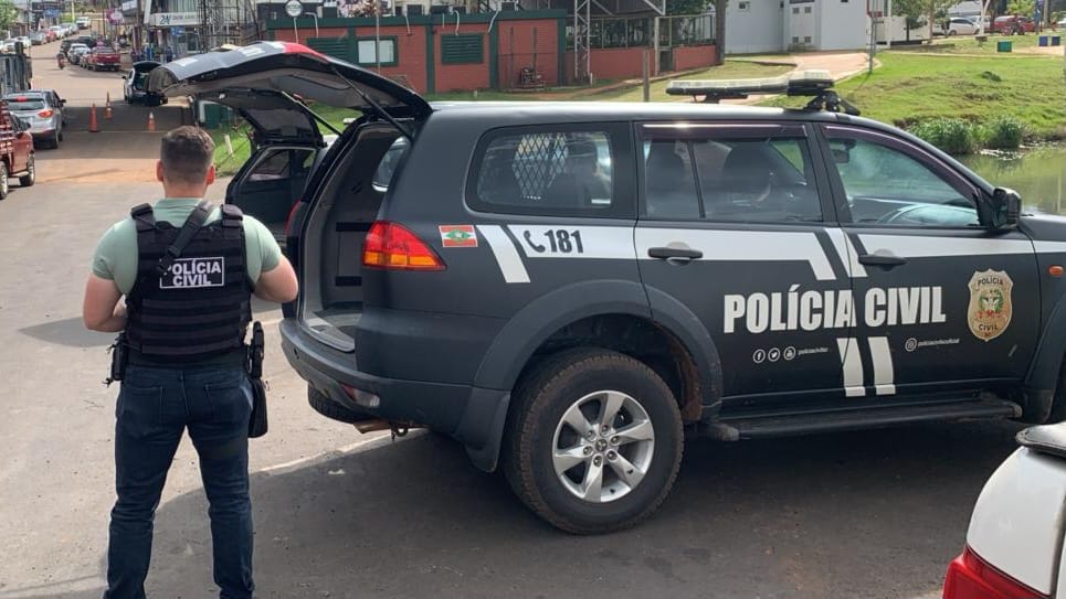 Casal envolvido em assassinato no Bairro Salete é deportado para o Brasil