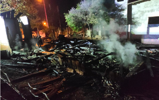 Casa fica destruída ao pegar fogo em Palmitos