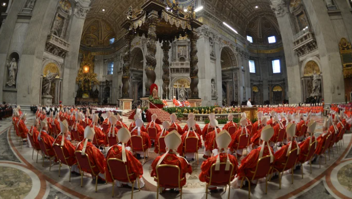 Com sete brasileiros entre os eleitores, conclave começa hoje no Vaticano