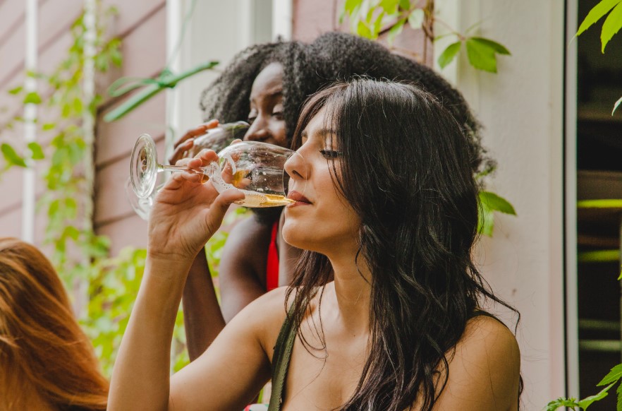Estudo aponta por que as mulheres estão bebendo mais álcool do que os homens
