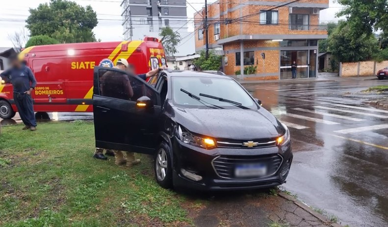 Colisão envolve dois automóveis no Bairro Industrial