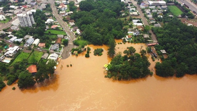 Nível do Rio Uruguai em Itapiranga supera os 12 metros interditando ruas, pontes e balsas seguem suspensas