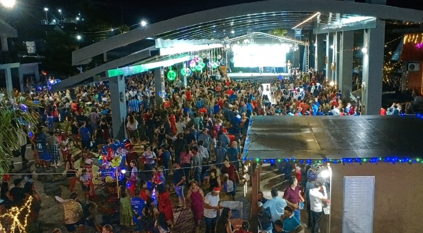 Multidão lota Rua Coberta em maior Natal luz dos últimos anos