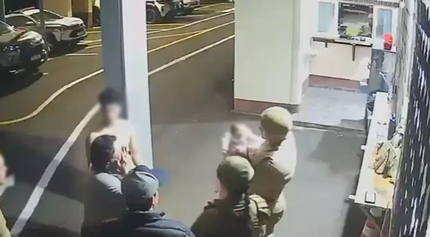 Policiais militares socorrem bebê de 25 dias engasgada em SC