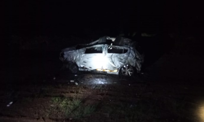 Homem fica gravemente ferido após veículo capotar e incendiar