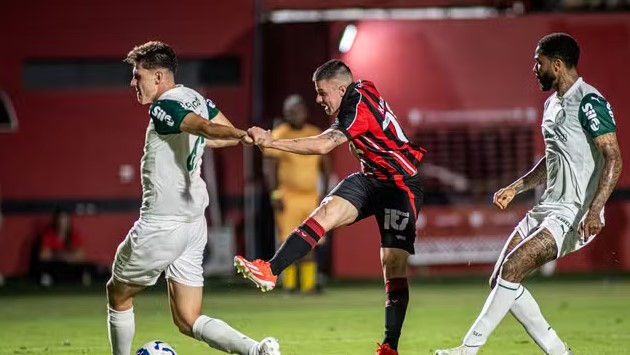 Vitória abre vantagem, mas Palmeiras busca empate no Barradão