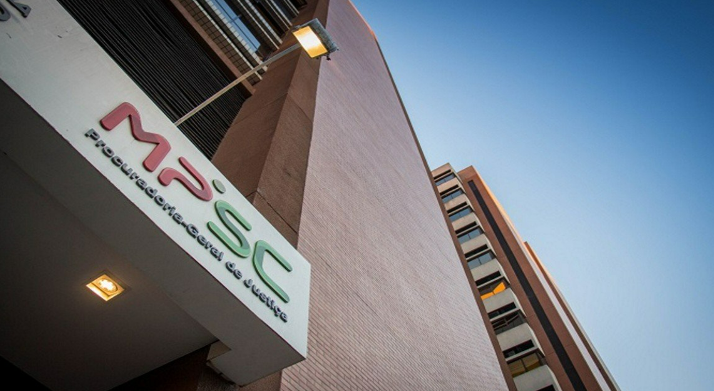 Mulher é denunciada pelo MPSC após companheiro morrer ao cair de carro em movimento