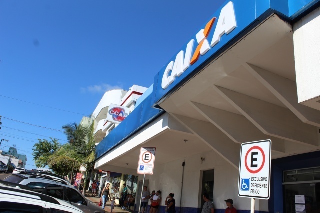 Caixa libera abono salarial para nascidos em março e abril