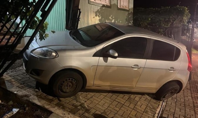 Motorista perde o controle da direção e bate em portão de residência