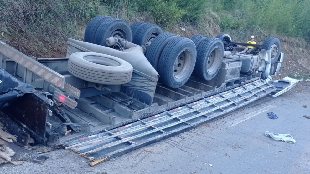 Motorista morre em tombamento de caminhão na PR-449