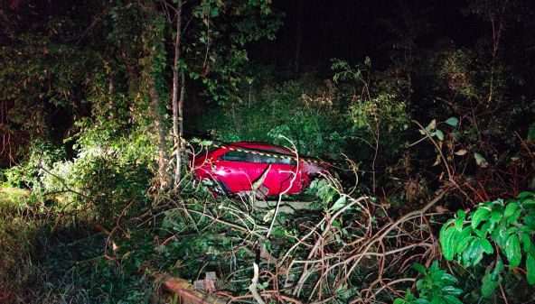 Idoso fica ferido após carro sair da pista na SC-305
