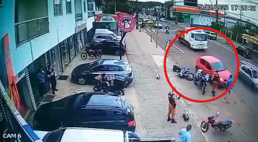 Veículo desgovernado atropela moto da polícia durante atendimento a acidente