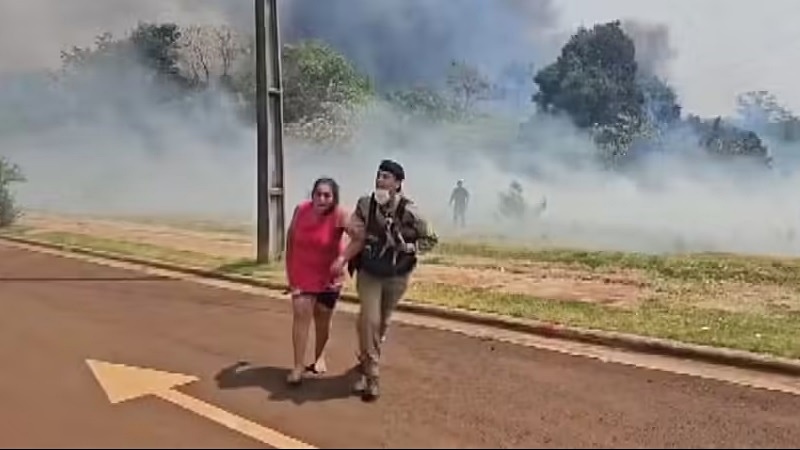 Policial entra em residência para resgatar moradora e cão durante incêndio