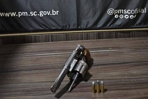 Homem é preso por ameaça e posse irregular de arma de fogo