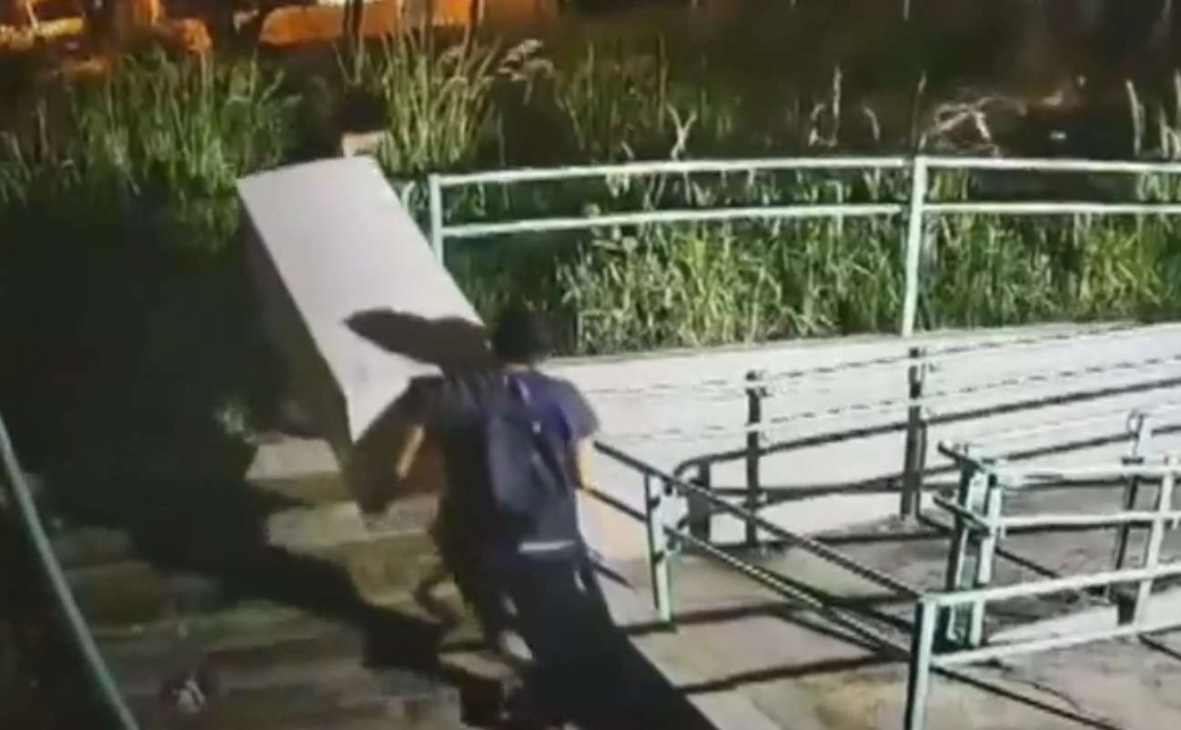 Suspeito é preso empurrando geladeira furtada de capela em carrinho de supermercado