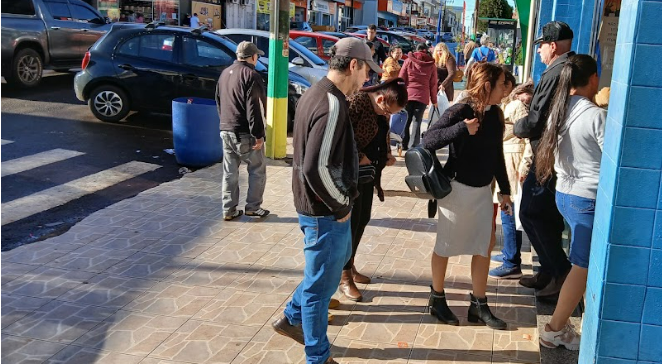 Argentinos seguem cruzando a fronteira para fazer compras em Barracão e Dionísio Cerqueira