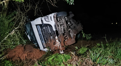 Caminhão sai da pista e tomba na BR-282 em Ponte Serrada