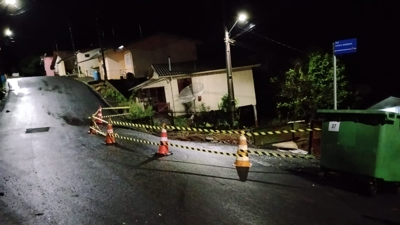 Bombeiros resgatam pessoas ilhadas em residências após temporal e deslizamentos de terra