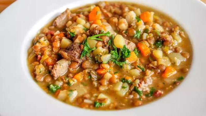 Lentilha com calabresa e salada de lentilha: duas receitas deliciosas para o Ano Novo