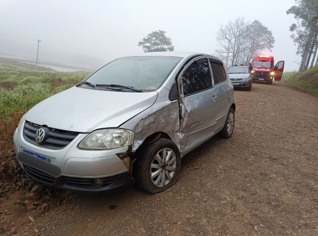 Colisão entre carro e caminhonete deixa dois idosos feridos