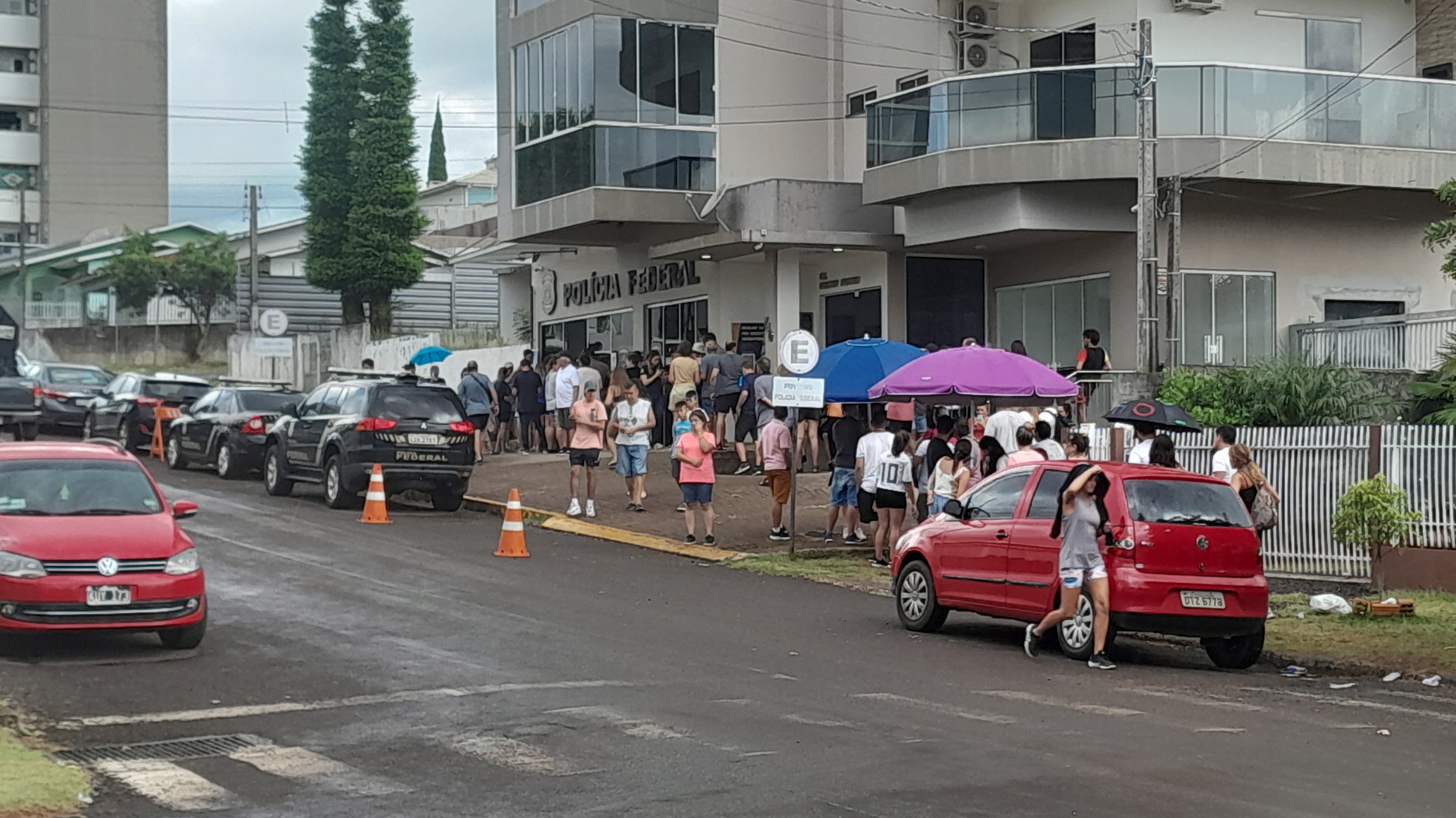 Grande movimentação turística é registrada na Polícia Federal neste domingo (15)