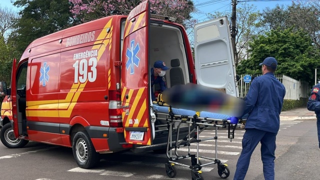 Acidente entre carro e moto deixa uma pessoa ferida no centro de SMOeste