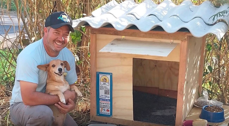 Caminhoneiro constrói mais de 1,7 mil casinhas para proteger cães e gatos abandonados