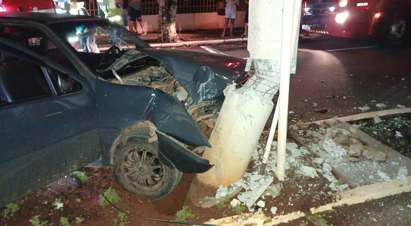 Veículo colide contra poste de luz e deixa feridos