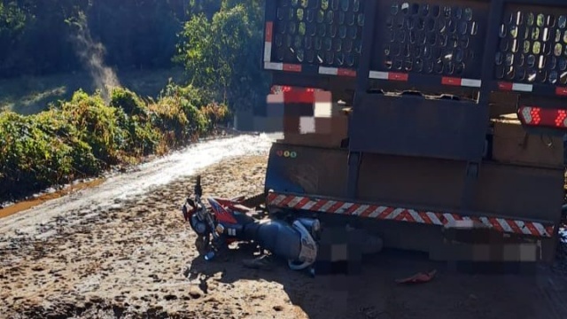 Adolescente de 15 anos sofre ferimentos graves após colidir moto em caminhão