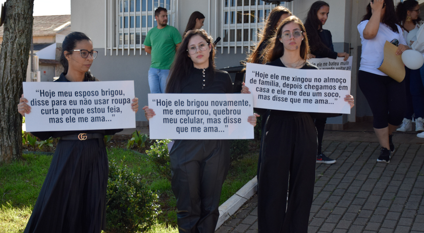 1ª Caminhada do Meio-Dia reuniu dezenas de pessoas em prol ao fim da violência contra as mulheres