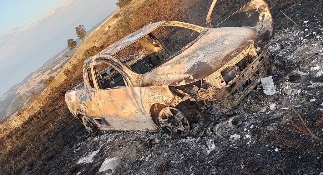 Incêndio de grandes proporções atinge área de vegetação e veículo no Oeste