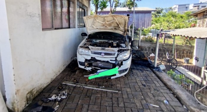 Carro é consumido pelo fogo em Maravilha