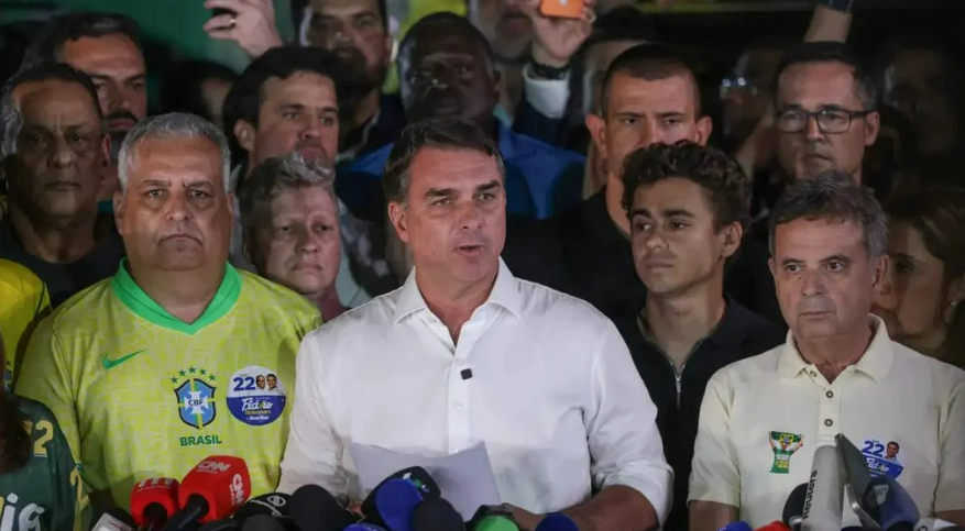 Flávio Bolsonaro anuncia pedido de anulação da eleição e contesta resultado