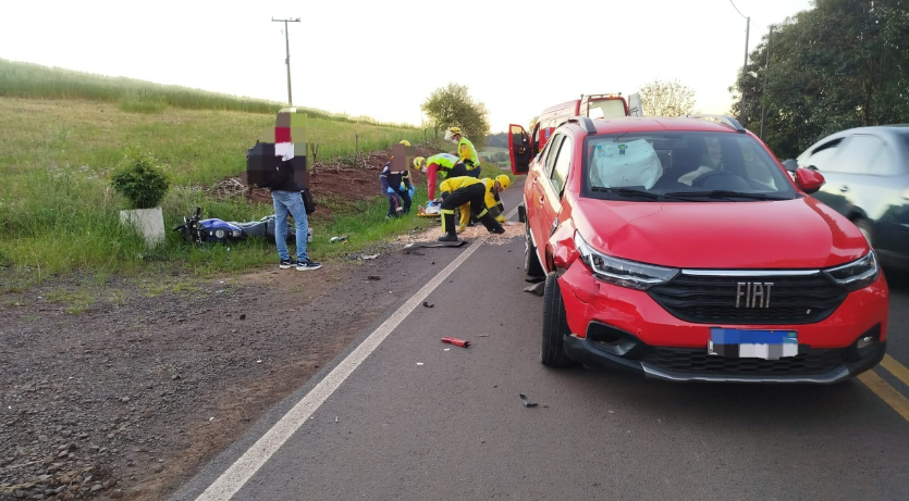 Jovem de 19 anos fica ferido após colisão entre carro e moto na SC-492