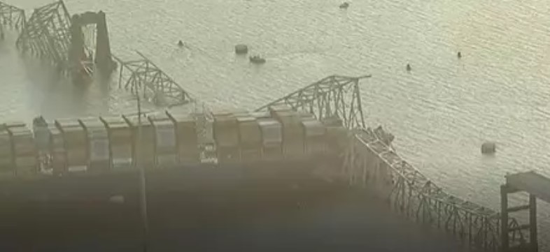 Ponte desaba nos EUA após navio colidir contra estrutura