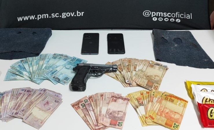 Quatro pessoas são presas após roubo a supermercado