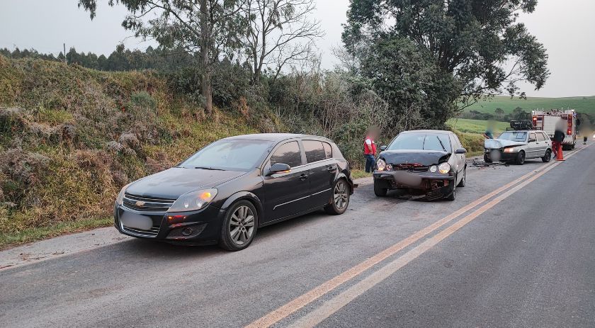 Engavetamento na BR-280 envolve três veículos e deixa ao menos três feridos